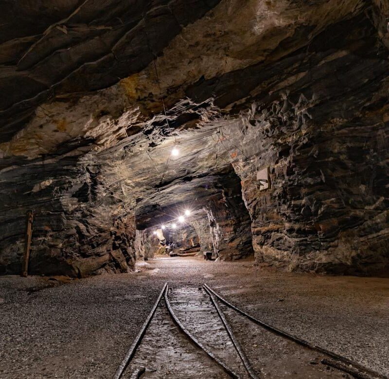 El sabio recibe la exhortación y busca la sabiduría de Dios.